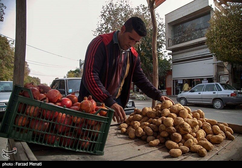 تصاویر تلخ و تاسف‌بار؛ دارنده مدال المپیک در کرمانشاه دستفروشی می‌کند