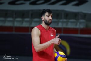 عکس| خالکوبی فارسی روی بازوی ستاره تیم ملی ترکیه