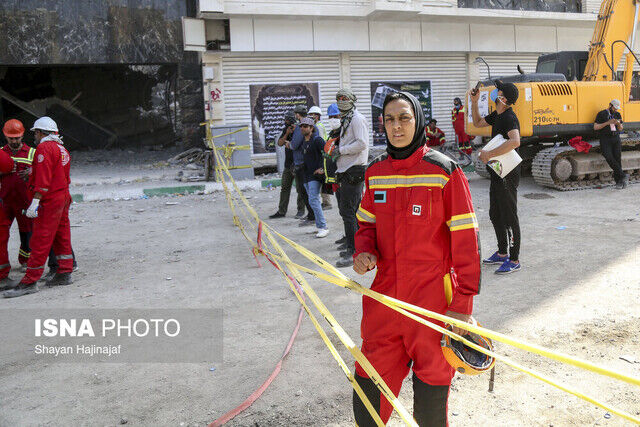 عکس | ورزشکار زن مطرح ایران به آبادان رفت/ حضور در محل حادثه متروپل با لباس آتش نشانی