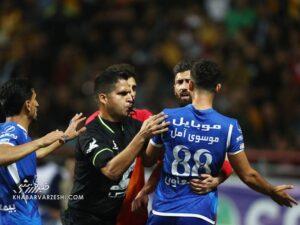 از بطری و لیزر تا اعتراض همیشگی مربیان/ صحنه های زشت در لیگ برتر فوتبال ایران