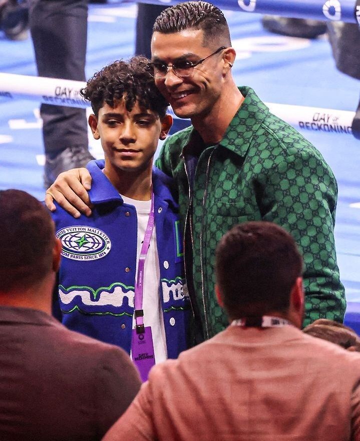 عکس| حضور کریستیانو رونالدو و پسرش در مسابقات بوکس ریاض