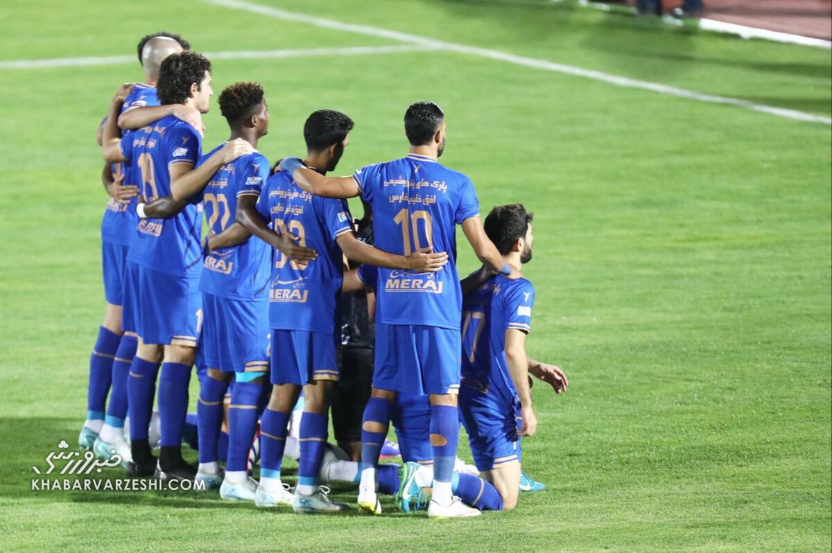 عکس| رونمایی از پیراهن استقلال و الهلال برای نبرد بزرگ