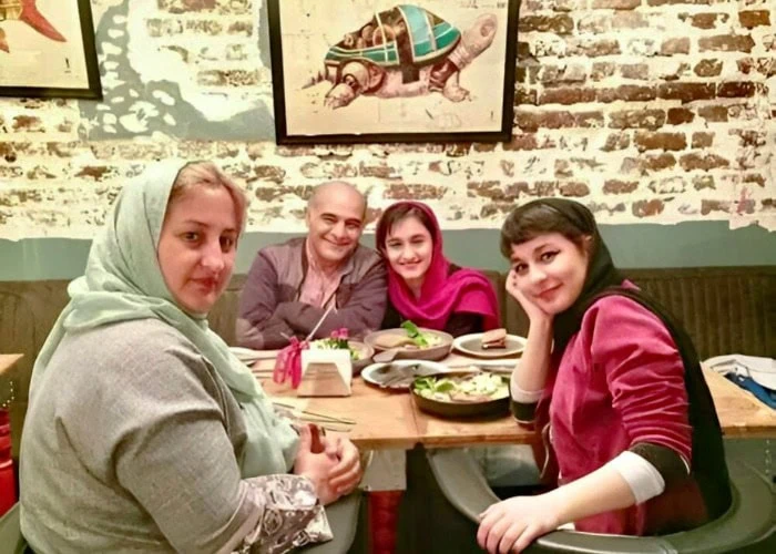 سیاوش چراغی پور در کنار همسر و فرزندانش سیاوش چراغی پور و همسرش و فرزندش